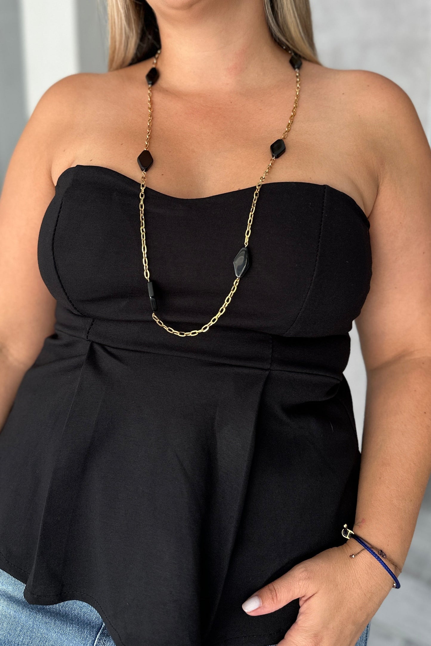 Collar Dorado con Piedras Negras